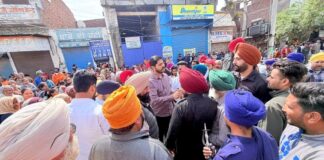 ਵਿਧਾਇਕ ਸ਼ੈਰੀ ਕਲਸੀ ਨੇ ਕਾਹਨੂੰਵਾਨ ਚੌਂਕ ਬਟਾਲਾ ਨੇੜੇ ਜ਼ਮੀਨੀ ਪੱਧਰ ਦੇ ਉੱਪਰ ਪਹੁੰਚ ਕੇ ਐਲ.ਪੀ.ਜੀ ਸਿਲੰਡਰ ਸਪਲਾਈ ਦਾ ਜਾਇਜ਼ਾ ਲਿਆ ਵਿਧਾਇਕ ਸ਼ੈਰੀ ਕਲਸੀ ਨੇ ਕਾਹਨੂੰਵਾਨ ਚੌਂਕ ਬਟਾਲਾ ਨੇੜੇ ਜ਼ਮੀਨੀ ਪੱਧਰ ਦੇ ਉੱਪਰ ਪਹੁੰਚ ਕੇ ਐਲ.ਪੀ.ਜੀ ਸਿਲੰਡਰ ਸਪਲਾਈ ਦਾ ਜਾਇਜ਼ਾ ਲਿਆ