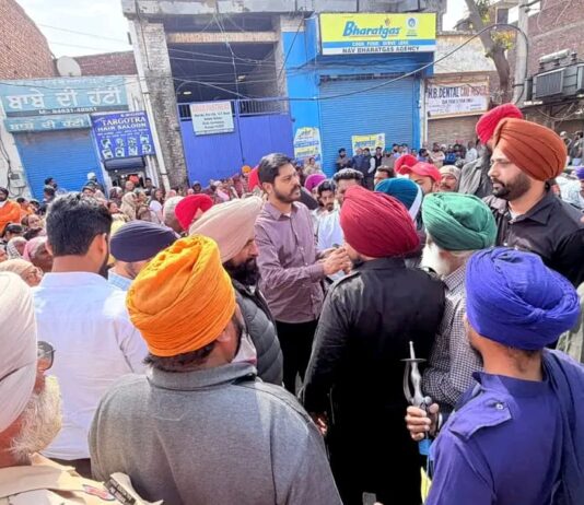 ਵਿਧਾਇਕ ਸ਼ੈਰੀ ਕਲਸੀ ਨੇ ਕਾਹਨੂੰਵਾਨ ਚੌਂਕ ਬਟਾਲਾ ਨੇੜੇ ਜ਼ਮੀਨੀ ਪੱਧਰ ਦੇ ਉੱਪਰ ਪਹੁੰਚ ਕੇ ਐਲ.ਪੀ.ਜੀ ਸਿਲੰਡਰ ਸਪਲਾਈ ਦਾ ਜਾਇਜ਼ਾ ਲਿਆ ਵਿਧਾਇਕ ਸ਼ੈਰੀ ਕਲਸੀ ਨੇ ਕਾਹਨੂੰਵਾਨ ਚੌਂਕ ਬਟਾਲਾ ਨੇੜੇ ਜ਼ਮੀਨੀ ਪੱਧਰ ਦੇ ਉੱਪਰ ਪਹੁੰਚ ਕੇ ਐਲ.ਪੀ.ਜੀ ਸਿਲੰਡਰ ਸਪਲਾਈ ਦਾ ਜਾਇਜ਼ਾ ਲਿਆ