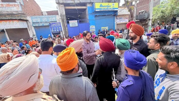 00a69674-8695-4e18-8a2f-3a840c616b9b.jpg ਵਿਧਾਇਕ ਸ਼ੈਰੀ ਕਲਸੀ ਨੇ ਕਾਹਨੂੰਵਾਨ ਚੌਂਕ ਬਟਾਲਾ ਨੇੜੇ ਜ਼ਮੀਨੀ ਪੱਧਰ ਦੇ ਉੱਪਰ ਪਹੁੰਚ ਕੇ ਐਲ.ਪੀ.ਜੀ ਸਿਲੰਡਰ ਸਪਲਾਈ ਦਾ ਜਾਇਜ਼ਾ ਲਿਆ