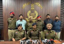 ਬਠਿੰਡਾ ਪੁਲਿਸ ਨੇ ਦੋ ਵਿਅਕਤੀਆਂ ਨੂੰ 8,27,600 ਪਰੇਗਾਬਾਲਨ ਕੈਪਸੂਲ ਆਈ.ਪੀ 300 ਐੱਮ.ਜੀ, 20000 ਟਰਾਮਾਡੋਲ ਗੋਲੀਆਂ ਸਮੇਤ ਦਬੋਚਿਆ। ਬਠਿੰਡਾ ਪੁਲਿਸ ਨੇ ਦੋ ਵਿਅਕਤੀਆਂ ਨੂੰ 8,27,600 ਪਰੇਗਾਬਾਲਨ ਕੈਪਸੂਲ ਆਈ.ਪੀ 300 ਐੱਮ.ਜੀ, 20000 ਟਰਾਮਾਡੋਲ ਗੋਲੀਆਂ ਸਮੇਤ ਦਬੋਚਿਆ।