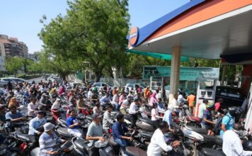 เจชเฉฐเจเจพเจฌ เจตเจฟเฉฑเจ เจชเฉเจเจฐเฉเจฒ เจชเฉฐเจชเจพเจ ‘เจคเฉ เจเฉเฉฑเจฒเฉเจนเจพ เจคเฉเจฒ เจฌเฉฐเจฆ, เจเฉฐเจ เจ
เจคเฉ เจ
เจซเจผเจตเจพเจนเจพเจ เจเจพเจฐเจจ เจตเจงเฉ เจฎเฉฐเจ, Petrol pumps in Punjab open, demand increases due to war and rumours | เจชเฉฐเจเจพเจฌ เฉเจฌเจฐเจพเจ เจชเฉฐเจเจพเจฌ เจตเจฟเฉฑเจ เจชเฉเจเจฐเฉเจฒ เจชเฉฐเจชเจพเจ 'เจคเฉ เจเฉเฉฑเจฒเฉเจนเจพ เจคเฉเจฒ เจฌเฉฐเจฆ, เจเฉฐเจ เจ
เจคเฉ เจ
เจซเจผเจตเจพเจนเจพเจ เจเจพเจฐเจจ เจตเจงเฉ เจฎเฉฐเจ, Petrol pumps in Punjab open, demand increases due to war and rumours | เจชเฉฐเจเจพเจฌ เฉเจฌเจฐเจพเจ