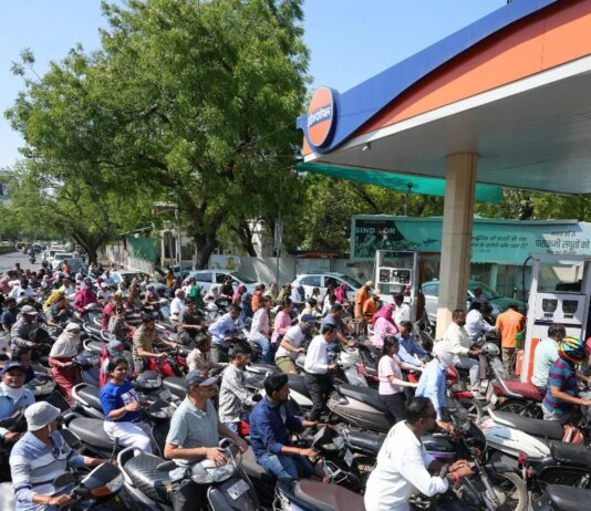 เจชเฉฐเจเจพเจฌ เจตเจฟเฉฑเจ เจชเฉเจเจฐเฉเจฒ เจชเฉฐเจชเจพเจ ‘เจคเฉ เจเฉเฉฑเจฒเฉเจนเจพ เจคเฉเจฒ เจฌเฉฐเจฆ, เจเฉฐเจ เจ
เจคเฉ เจ
เจซเจผเจตเจพเจนเจพเจ เจเจพเจฐเจจ เจตเจงเฉ เจฎเฉฐเจ, Petrol pumps in Punjab open, demand increases due to war and rumours | เจชเฉฐเจเจพเจฌ เฉเจฌเจฐเจพเจ เจชเฉฐเจเจพเจฌ เจตเจฟเฉฑเจ เจชเฉเจเจฐเฉเจฒ เจชเฉฐเจชเจพเจ 'เจคเฉ เจเฉเฉฑเจฒเฉเจนเจพ เจคเฉเจฒ เจฌเฉฐเจฆ, เจเฉฐเจ เจ
เจคเฉ เจ
เจซเจผเจตเจพเจนเจพเจ เจเจพเจฐเจจ เจตเจงเฉ เจฎเฉฐเจ, Petrol pumps in Punjab open, demand increases due to war and rumours | เจชเฉฐเจเจพเจฌ เฉเจฌเจฐเจพเจ