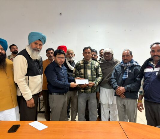 ਐਨ.ਆਰ.ਆਈ ਮੰਤਰੀ ਮੰਤਰੀ ਡਾ. ਰਵਜੋਤ ਨੇ ਤਿੰਨ ਗ੍ਰਾਮ ਪੰਚਾਇਤਾਂ ਨੂੰ ਦਿੱਤੇ 17 ਲੱਖ ਰੁਪਏ ਦੇ ਚੈਕ ਐਨ.ਆਰ.ਆਈ ਮੰਤਰੀ ਮੰਤਰੀ ਡਾ. ਰਵਜੋਤ ਨੇ ਤਿੰਨ ਗ੍ਰਾਮ ਪੰਚਾਇਤਾਂ ਨੂੰ ਦਿੱਤੇ 17 ਲੱਖ ਰੁਪਏ ਦੇ ਚੈਕ