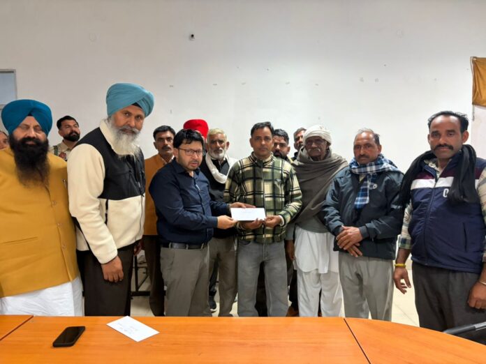 ਐਨ.ਆਰ.ਆਈ ਮੰਤਰੀ ਮੰਤਰੀ ਡਾ. ਰਵਜੋਤ ਨੇ ਤਿੰਨ ਗ੍ਰਾਮ ਪੰਚਾਇਤਾਂ ਨੂੰ ਦਿੱਤੇ 17 ਲੱਖ ਰੁਪਏ ਦੇ ਚੈਕ