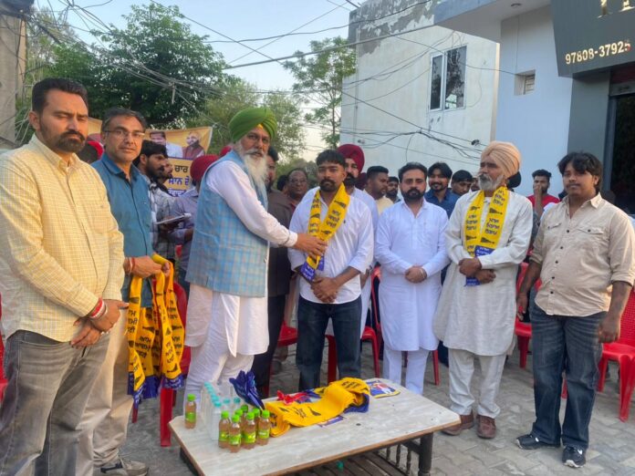 ਵੱਖ ਵੱਖ ਪਾਰਟੀਆਂ ਦੇ ਨੁਮਾਇੰਦੇ ਆਪਣੇ ਸਾਥੀਆਂ ਸਮੇਤ ਆਮ ਆਦਮੀ ਪਾਰਟੀ ਵਿੱਚ ਹੋਏ ਸ਼ਾਮਿਲ ਹੋਏ