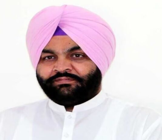 UAE ਵਿੱਚ ਫਸੇ ਪੰਜਾਬੀਆਂ ਦੀ ਘਰ ਵਾਪਸੀ ਲਈ ਸੰਸਦ ਮੈਂਬਰ ਗੁਰਜੀਤ ਸਿੰਘ ਔਜਲਾ ਨੇ ਸੰਭਾਲੀ ਕਮਾਨ. UAE ਵਿੱਚ ਫਸੇ ਪੰਜਾਬੀਆਂ ਦੀ ਘਰ ਵਾਪਸੀ ਲਈ ਸੰਸਦ ਮੈਂਬਰ ਗੁਰਜੀਤ ਸਿੰਘ ਔਜਲਾ ਨੇ ਸੰਭਾਲੀ ਕਮਾਨ, MP Gurjit Singh Aujla takes charge of returning Punjabis stranded in UAE | ਪੰਜਾਬ ਖ਼ਬਰਾਂ