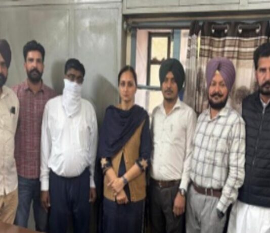 Punjab Vigilance Bureau: ਵਿਜੀਲੈਂਸ ਬਿਊਰੋ ਨੇ ਇੰਸਪੈਕਟਰ ਨੂੰ 18,000 ਰੁਪਏ ਰਿਸ਼ਵਤ ਲੈਂਦਿਆਂ ਰੰਗੇ ਹੱਥੀਂ ਕੀਤਾ ਕਾਬੂ, Vigilance Bureau catches inspector red-handed while accepting bribe of Rs. 18,000 | ਪੰਜਾਬ ਖ਼ਬਰਾਂ Punjab Vigilance Bureau: ਵਿਜੀਲੈਂਸ ਬਿਊਰੋ ਨੇ ਇੰਸਪੈਕਟਰ ਨੂੰ 18,000 ਰੁਪਏ ਰਿਸ਼ਵਤ ਲੈਂਦਿਆਂ ਰੰਗੇ ਹੱਥੀਂ ਕੀਤਾ ਕਾਬੂ, Vigilance Bureau catches inspector red-handed while accepting bribe of Rs. 18,000 | ਪੰਜਾਬ ਖ਼ਬਰਾਂ