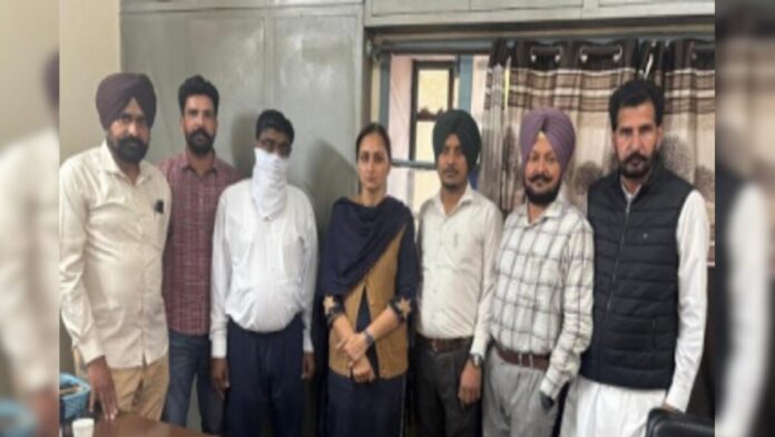 BRIBE-2026-03-774591f809e09a440acafd3a7d1817af-1200x800.jpg Punjab Vigilance Bureau: ਵਿਜੀਲੈਂਸ ਬਿਊਰੋ ਨੇ ਇੰਸਪੈਕਟਰ ਨੂੰ 18,000 ਰੁਪਏ ਰਿਸ਼ਵਤ ਲੈਂਦਿਆਂ ਰੰਗੇ ਹੱਥੀਂ ਕੀਤਾ ਕਾਬੂ, Vigilance Bureau catches inspector red-handed while accepting bribe of Rs. 18,000 | ਪੰਜਾਬ ਖ਼ਬਰਾਂ