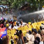 ਚੰਡੀਗੜ੍ਹ : ਅਕਾਲੀ, ਕਾਂਗਰਸ ਅਤੇ ਭਾਜਪਾ ਜ਼ਬਰਦਸਤ ਪ੍ਰਦਰਸ਼ਨ, ਬੈਰੀਕੇਡ ਤੋੜੇ, ਪੁਲਿਸ ਨੇ ਕੀਤਾ ਵਾਟਰ ਕੇਨਨ ਦਾ ਇਸਤੇਮਾਲ, Chandigarh: Akali, Congress and BJP staged a massive protest, barricades were broken, police used water cannons | ਪੰਜਾਬ ਖ਼ਬਰਾਂ ਚੰਡੀਗੜ੍ਹ : ਅਕਾਲੀ, ਕਾਂਗਰਸ ਅਤੇ ਭਾਜਪਾ ਜ਼ਬਰਦਸਤ ਪ੍ਰਦਰਸ਼ਨ, ਬੈਰੀਕੇਡ ਤੋੜੇ, ਪੁਲਿਸ ਨੇ ਕੀਤਾ ਵਾਟਰ ਕੇਨਨ ਦਾ ਇਸਤੇਮਾਲ, Chandigarh: Akali, Congress and BJP staged a massive protest, barricades were broken, police used water cannons | ਪੰਜਾਬ ਖ਼ਬਰਾਂ