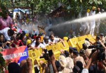 ਚੰਡੀਗੜ੍ਹ : ਅਕਾਲੀ, ਕਾਂਗਰਸ ਅਤੇ ਭਾਜਪਾ ਜ਼ਬਰਦਸਤ ਪ੍ਰਦਰਸ਼ਨ, ਬੈਰੀਕੇਡ ਤੋੜੇ, ਪੁਲਿਸ ਨੇ ਕੀਤਾ ਵਾਟਰ ਕੇਨਨ ਦਾ ਇਸਤੇਮਾਲ, Chandigarh: Akali, Congress and BJP staged a massive protest, barricades were broken, police used water cannons | ਪੰਜਾਬ ਖ਼ਬਰਾਂ ਚੰਡੀਗੜ੍ਹ : ਅਕਾਲੀ, ਕਾਂਗਰਸ ਅਤੇ ਭਾਜਪਾ ਜ਼ਬਰਦਸਤ ਪ੍ਰਦਰਸ਼ਨ, ਬੈਰੀਕੇਡ ਤੋੜੇ, ਪੁਲਿਸ ਨੇ ਕੀਤਾ ਵਾਟਰ ਕੇਨਨ ਦਾ ਇਸਤੇਮਾਲ, Chandigarh: Akali, Congress and BJP staged a massive protest, barricades were broken, police used water cannons | ਪੰਜਾਬ ਖ਼ਬਰਾਂ