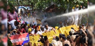 ਚੰਡੀਗੜ੍ਹ : ਅਕਾਲੀ, ਕਾਂਗਰਸ ਅਤੇ ਭਾਜਪਾ ਜ਼ਬਰਦਸਤ ਪ੍ਰਦਰਸ਼ਨ, ਬੈਰੀਕੇਡ ਤੋੜੇ, ਪੁਲਿਸ ਨੇ ਕੀਤਾ ਵਾਟਰ ਕੇਨਨ ਦਾ ਇਸਤੇਮਾਲ, Chandigarh: Akali, Congress and BJP staged a massive protest, barricades were broken, police used water cannons | ਪੰਜਾਬ ਖ਼ਬਰਾਂ ਚੰਡੀਗੜ੍ਹ : ਅਕਾਲੀ, ਕਾਂਗਰਸ ਅਤੇ ਭਾਜਪਾ ਜ਼ਬਰਦਸਤ ਪ੍ਰਦਰਸ਼ਨ, ਬੈਰੀਕੇਡ ਤੋੜੇ, ਪੁਲਿਸ ਨੇ ਕੀਤਾ ਵਾਟਰ ਕੇਨਨ ਦਾ ਇਸਤੇਮਾਲ, Chandigarh: Akali, Congress and BJP staged a massive protest, barricades were broken, police used water cannons | ਪੰਜਾਬ ਖ਼ਬਰਾਂ