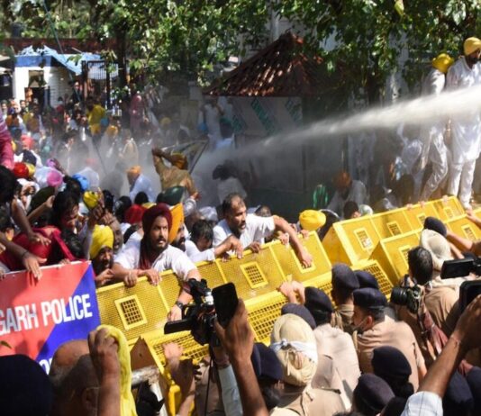 ਚੰਡੀਗੜ੍ਹ : ਅਕਾਲੀ, ਕਾਂਗਰਸ ਅਤੇ ਭਾਜਪਾ ਜ਼ਬਰਦਸਤ ਪ੍ਰਦਰਸ਼ਨ, ਬੈਰੀਕੇਡ ਤੋੜੇ, ਪੁਲਿਸ ਨੇ ਕੀਤਾ ਵਾਟਰ ਕੇਨਨ ਦਾ ਇਸਤੇਮਾਲ, Chandigarh: Akali, Congress and BJP staged a massive protest, barricades were broken, police used water cannons | ਪੰਜਾਬ ਖ਼ਬਰਾਂ ਚੰਡੀਗੜ੍ਹ : ਅਕਾਲੀ, ਕਾਂਗਰਸ ਅਤੇ ਭਾਜਪਾ ਜ਼ਬਰਦਸਤ ਪ੍ਰਦਰਸ਼ਨ, ਬੈਰੀਕੇਡ ਤੋੜੇ, ਪੁਲਿਸ ਨੇ ਕੀਤਾ ਵਾਟਰ ਕੇਨਨ ਦਾ ਇਸਤੇਮਾਲ, Chandigarh: Akali, Congress and BJP staged a massive protest, barricades were broken, police used water cannons | ਪੰਜਾਬ ਖ਼ਬਰਾਂ