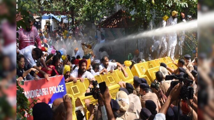 CHANDIGARH-PROTEST-2026-03-b86aa627a2d516863f6251936c20bb9a-1200x800.jpg ਚੰਡੀਗੜ੍ਹ : ਅਕਾਲੀ, ਕਾਂਗਰਸ ਅਤੇ ਭਾਜਪਾ ਜ਼ਬਰਦਸਤ ਪ੍ਰਦਰਸ਼ਨ, ਬੈਰੀਕੇਡ ਤੋੜੇ, ਪੁਲਿਸ ਨੇ ਕੀਤਾ ਵਾਟਰ ਕੇਨਨ ਦਾ ਇਸਤੇਮਾਲ, Chandigarh: Akali, Congress and BJP staged a massive protest, barricades were broken, police used water cannons | ਪੰਜਾਬ ਖ਼ਬਰਾਂ