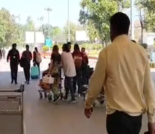 ਮਿਡਲ ਈਸਟ ਵਿੱਚ ਤਣਾਅ ਵਧਣ ਨਾਲ ਅੰਮ੍ਰਿਤਸਰ ਏਅਰਪੋਰਟ ‘ਤੇ ਉਡਾਣਾਂ ਰੱਦ ਹੋ ਗਈਆਂ ਹਨ। ਸੈਂਕੜੇ ਯਾਤਰੀ ਅਣਿਸ਼ਚਿਤਤਾ ਵਿੱਚ ਫਸੇ ਹੋਏ ਹਨ। ਹੁਣ ਸਭ ਦੀ ਉਡੀਕ ਇੱਕ ਹੀ ਗੱਲ ਦੀ ਹੈ—ਕਦੋਂ ਖੁਲ੍ਹੇਗਾ ਆਸਮਾਨ? us israel iran conflict impact on amritsar airport flights cancelled hs | ਅੰਮ੍ਰਿਤਸਰ ਖ਼ਬਰਾਂ (Amritsar News)