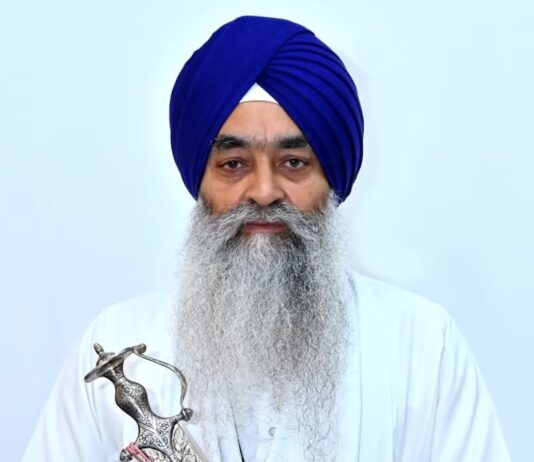 ਸ੍ਰੀ ਦਰਬਾਰ ਸਾਹਿਬ ਦੇ ਸਾਬਕਾ ਹੈੱਡ ਗ੍ਰੰਥੀ ਦੀ ਸਿਆਸੀ ਮੰਚ ‘ਤੇ ਹਾਜ਼ਰੀ ਨੇ ਚਰਚਾਵਾਂ ਨੂੰ ਗਰਮਾ ਦਿੱਤਾ ਹੈ। ਕੀ ਇਹ ਸਿਰਫ਼ ਇੱਕ ਹਾਜ਼ਰੀ ਸੀ ਜਾਂ ਸਿਆਸਤ ਵਿੱਚ ਨਵੀਂ ਪਾਰੀ ਦੀ ਸ਼ੁਰੂਆਤ? ਜਾਣੋ ਪੂਰਾ ਮਾਮਲਾ। giani raghbir singh joins akali dal punar surjeet political conference hs | ਰੂਪਨਗਰ ਖ਼ਬਰਾਂ (Rupnagar News)