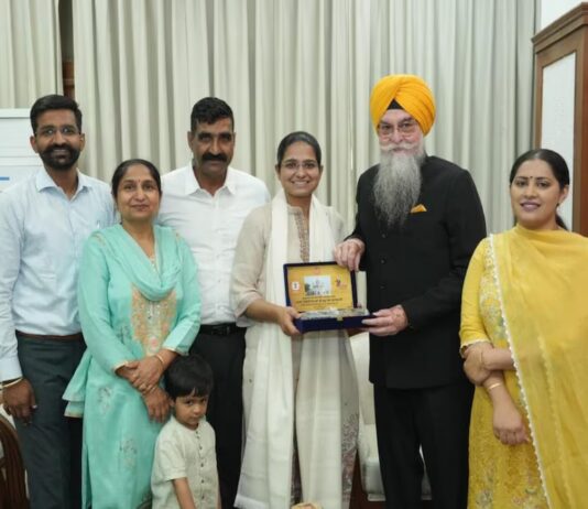 ਕੁਲਤਾਰ ਸਿੰਘ ਸੰਧਵਾਂ ਨੇ ਸਿਵਲ ਸੇਵਾਵਾਂ ਪ੍ਰੀਖਿਆ ਪਾਸ ਕਰਨ ਵਾਲੀ ਪੰਜਾਬ ਦੇ ਵਿਦਿਆਰਥਣ Karitika Chaudhary ਨੂੰ ਕੀਤਾ ਸਨਮਾਨਿਤ, Kultar Singh Sandhwan honours Punjab student Karitika Chaudhary who passed the civil services exam | ਪੰਜਾਬ ਖ਼ਬਰਾਂ ਕੁਲਤਾਰ ਸਿੰਘ ਸੰਧਵਾਂ ਨੇ ਸਿਵਲ ਸੇਵਾਵਾਂ ਪ੍ਰੀਖਿਆ ਪਾਸ ਕਰਨ ਵਾਲੀ ਪੰਜਾਬ ਦੇ ਵਿਦਿਆਰਥਣ Karitika Chaudhary ਨੂੰ ਕੀਤਾ ਸਨਮਾਨਿਤ, Kultar Singh Sandhwan honours Punjab student Karitika Chaudhary who passed the civil services exam | ਪੰਜਾਬ ਖ਼ਬਰਾਂ