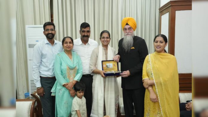 ਕੁਲਤਾਰ ਸਿੰਘ ਸੰਧਵਾਂ ਨੇ ਸਿਵਲ ਸੇਵਾਵਾਂ ਪ੍ਰੀਖਿਆ ਪਾਸ ਕਰਨ ਵਾਲੀ ਪੰਜਾਬ ਦੇ ਵਿਦਿਆਰਥਣ Karitika Chaudhary ਨੂੰ ਕੀਤਾ ਸਨਮਾਨਿਤ, Kultar Singh Sandhwan honours Punjab student Karitika Chaudhary who passed the civil services exam | ਪੰਜਾਬ ਖ਼ਬਰਾਂ