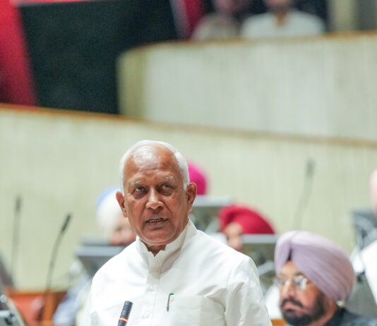 ਖਣਨ ਮੰਤਰੀ ਬਰਿੰਦਰ ਕੁਮਾਰ ਗੋਇਲ ਨੇ ਵਿਰੋਧੀ ਧਿਰ ਦੇ ਆਗੂ ਨੂੰ ਕਰੜੇ ਹੱਥੀਂ ਲਿਆ ਖਣਨ ਮੰਤਰੀ ਬਰਿੰਦਰ ਕੁਮਾਰ ਗੋਇਲ ਨੇ ਵਿਰੋਧੀ ਧਿਰ ਦੇ ਆਗੂ ਨੂੰ ਕਰੜੇ ਹੱਥੀਂ ਲਿਆ