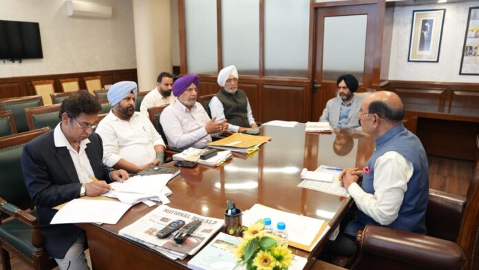 1962, 1965 ਅਤੇ 1971 ਦੀਆਂ ਜੰਗਾਂ ਵਿੱਚ ਸ਼ਹੀਦ ਸੈਨਿਕਾਂ ਦੇ ਪਰਿਵਾਰਾਂ ਨੂੰ ਮੁਆਵਜ਼ਾ ਦੇਣ ਸਬੰਧੀ ਮੋਹਿੰਦਰ ਭਗਤ ਵੱਲੋਂ ਅਧਿਕਾਰੀਆਂ ਨਾਲ ਵਿਸ਼ੇਸ਼ ਮੀਟਿੰਗ