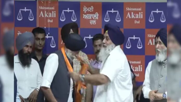 ਪ੍ਰਕਾਸ਼ ਬਾਦਲ ਦੇ ਸਪੈਸ਼ਲ ਸੈਕਟਰੀ ਰਹਿ ਚੁੱਕੇ ਰਿਟਾਇਡ IAS ਕੇ.ਜੇ.ਐੱਸ.ਚੀਮਾ ਅਕਾਲੀ ਦਲ 'ਚ ਸ਼ਾਮਿਲ... | ਪੰਜਾਬ ਖ਼ਬਰਾਂ