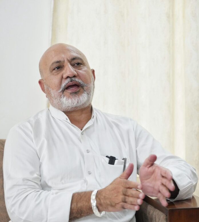 ਆਪ' ਆਗੂ ਬਲਤੇਜ ਪੰਨੂ ਨੇ ਪੰਜਾਬੀ ਕਲਾਕਾਰ ਐਮੀ ਵਿਰਕ ਨਾਲ ਫ਼ੋਨ 'ਤੇ ਕੀਤੀ ਗੱਲਬਾਤ, ਯੂਏਈ ਵਿੱਚ ਫਸੇ ਪਰਿਵਾਰ ਦਾ ਜਾਣਿਆ ਹਾਲ-ਚਾਲ