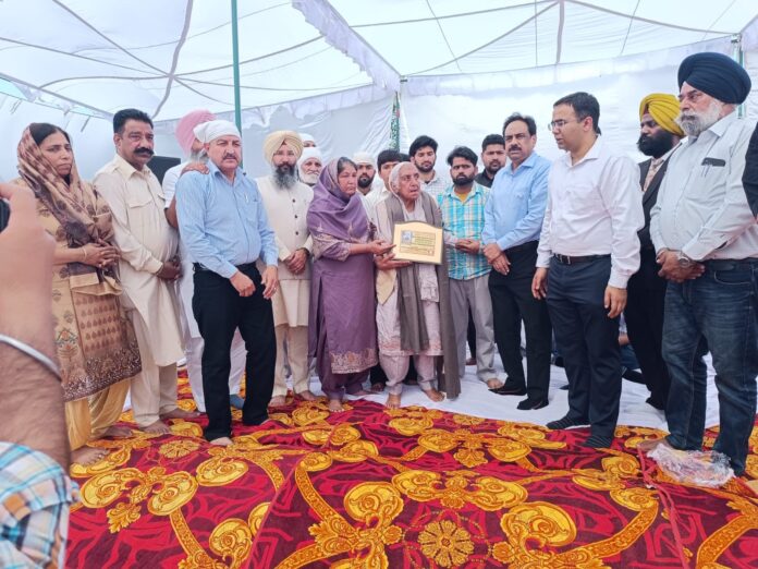 ਏ.ਡੀ.ਜੀ.ਪੀ ਪੰਜਾਬ, ਐੱਮ ਐੱਫ ਫਾਰੂਕੀ ਅਤੇ ਐਡਵੋਕੇਟ ਜਗਰੂਪ ਸਿੰਘ ਸੇਖਵਾਂ ਸਮੇਤ ਵੱਖ-ਵੱਖ ਸਖਸ਼ੀਅਤਾਂ ਵਲੋਂ ਸ਼ਰਧਾ ਦੇ ਫੁੱਲ ਭੇਂਟ