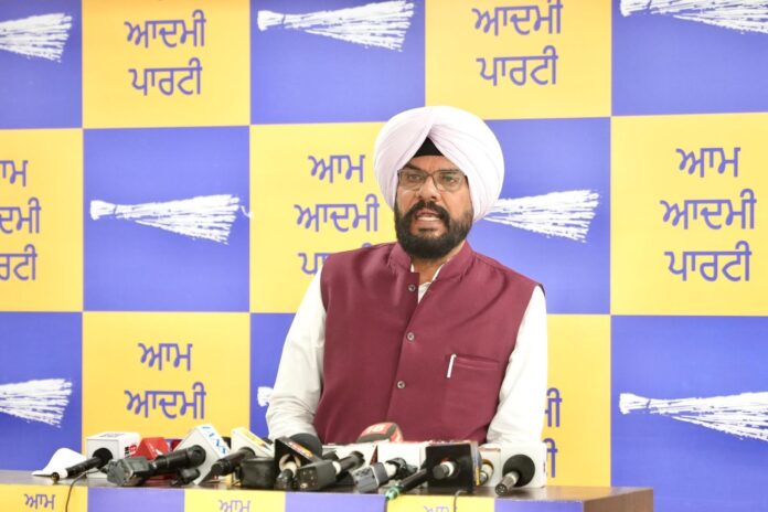 WhatsApp-Image-2026-03-17-at-8.53.50-PM.jpeg ਕੁਲਦੀਪ ਧਾਲੀਵਾਲ ਦਾ ਸੁਖਬੀਰ ਬਾਦਲ 'ਤੇ ਤਿੱਖਾ ਹਮਲਾ, ਕਿਹਾ- ਗੈਂਗਸਟਰ ਭਜਾਉਣ ਦੀਆਂ ਗੱਲਾਂ ਕਰਨ ਵਾਲੇ ਖੁਦ 'ਗੈਂਗਸਟਰ ਲਿਆਓ ਮੁਹਿੰਮ' ਚਲਾ ਰਹੇ ਹਨ