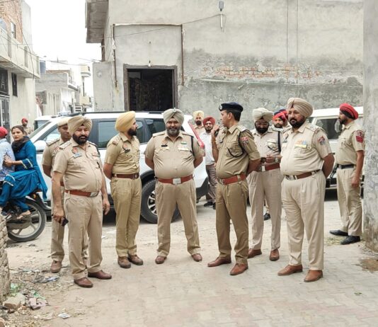 ‘ਯੁੱਧ ਨਸ਼ਿਆਂ ਵਿਰੁੱਧ’: ਸ੍ਰੀ ਮੁਕਤਸਰ ਸਾਹਿਬ ਵਿੱਚ ਨਸ਼ਾ ਤਸਕਰ ਵੱਲੋਂ ਗੈਰ ਕਾਨੂੰਨੀ ਤਰੀਕੇ ਨਾਲ ਬਣਾਈ ਇਮਾਰਤ ‘ਤੇ ਚੱਲਿਆ ਬੁਲਡੋਜ਼ਰ ‘ਯੁੱਧ ਨਸ਼ਿਆਂ ਵਿਰੁੱਧ’: ਸ੍ਰੀ ਮੁਕਤਸਰ ਸਾਹਿਬ ਵਿੱਚ ਨਸ਼ਾ ਤਸਕਰ ਵੱਲੋਂ ਗੈਰ ਕਾਨੂੰਨੀ ਤਰੀਕੇ ਨਾਲ ਬਣਾਈ ਇਮਾਰਤ ‘ਤੇ ਚੱਲਿਆ ਬੁਲਡੋਜ਼ਰ 'ਯੁੱਧ ਨਸ਼ਿਆਂ ਵਿਰੁੱਧ': ਸ੍ਰੀ ਮੁਕਤਸਰ ਸਾਹਿਬ ਵਿੱਚ ਨਸ਼ਾ ਤਸਕਰ ਵੱਲੋਂ ਗੈਰ ਕਾਨੂੰਨੀ ਤਰੀਕੇ ਨਾਲ ਬਣਾਈ ਇਮਾਰਤ 'ਤੇ ਚੱਲਿਆ ਬੁਲਡੋਜ਼ਰ 'ਯੁੱਧ ਨਸ਼ਿਆਂ ਵਿਰੁੱਧ': ਸ੍ਰੀ ਮੁਕਤਸਰ ਸਾਹਿਬ ਵਿੱਚ ਨਸ਼ਾ ਤਸਕਰ ਵੱਲੋਂ ਗੈਰ ਕਾਨੂੰਨੀ ਤਰੀਕੇ ਨਾਲ ਬਣਾਈ ਇਮਾਰਤ 'ਤੇ ਚੱਲਿਆ ਬੁਲਡੋਜ਼ਰ