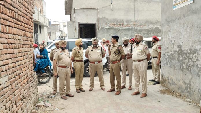 'ਯੁੱਧ ਨਸ਼ਿਆਂ ਵਿਰੁੱਧ': ਸ੍ਰੀ ਮੁਕਤਸਰ ਸਾਹਿਬ ਵਿੱਚ ਨਸ਼ਾ ਤਸਕਰ ਵੱਲੋਂ ਗੈਰ ਕਾਨੂੰਨੀ ਤਰੀਕੇ ਨਾਲ ਬਣਾਈ ਇਮਾਰਤ 'ਤੇ ਚੱਲਿਆ ਬੁਲਡੋਜ਼ਰ 'ਯੁੱਧ ਨਸ਼ਿਆਂ ਵਿਰੁੱਧ': ਸ੍ਰੀ ਮੁਕਤਸਰ ਸਾਹਿਬ ਵਿੱਚ ਨਸ਼ਾ ਤਸਕਰ ਵੱਲੋਂ ਗੈਰ ਕਾਨੂੰਨੀ ਤਰੀਕੇ ਨਾਲ ਬਣਾਈ ਇਮਾਰਤ 'ਤੇ ਚੱਲਿਆ ਬੁਲਡੋਜ਼ਰ