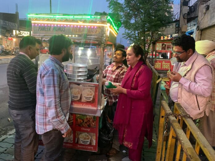 ਫੂਡ ਸੇਫਟੀ ਵਿੰਗ ਦੀ ਸਾਂਝੀ ਟੀਮ ਨੇ ਫਾਸਟ ਫੂਡ ਸਾਮਾਨ ਵੇਚਣ ਵਾਲਿਆਂ ਦੀ ਕੀਤੀ ਅਚਨਚੇਤ ਚੈਕਿੰਗ