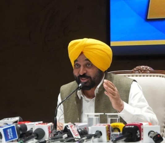 ਭਗਵੰਤ ਸਿੰਘ ਮਾਨ ਸਰਕਾਰ ‘ਬੇਅਦਬੀ’ ਦੇ ਮਾਮਲੇ ’ਤੇ ਕੋਈ ਲਿਹਾਜ਼ ਨਹੀਂ ਕਰੇਗੀ, ‘ਆਪ’ ਸਰਕਾਰ 13 ਅਪ੍ਰੈਲ ਨੂੰ ਵਿਧਾਨ ਸਭਾ ਦੇ ਵਿਸ਼ੇਸ਼ ਇਜਲਾਸ ਵਿੱਚ ਸਖਤ ਸਜ਼ਾਵਾਂ ਲਈ ਬੇਅਦਬੀ ਵਿਰੋਧੀ ਕਾਨੂੰਨ ਵਿੱਚ ਸੋਧ ਕਰੇਗੀ ਭਗਵੰਤ ਸਿੰਘ ਮਾਨ ਸਰਕਾਰ 'ਬੇਅਦਬੀ' ਦੇ ਮਾਮਲੇ ’ਤੇ ਕੋਈ ਲਿਹਾਜ਼ ਨਹੀਂ ਕਰੇਗੀ, 'ਆਪ' ਸਰਕਾਰ 13 ਅਪ੍ਰੈਲ ਨੂੰ ਵਿਧਾਨ ਸਭਾ ਦੇ ਵਿਸ਼ੇਸ਼ ਇਜਲਾਸ ਵਿੱਚ ਸਖਤ ਸਜ਼ਾਵਾਂ ਲਈ ਬੇਅਦਬੀ ਵਿਰੋਧੀ ਕਾਨੂੰਨ ਵਿੱਚ ਸੋਧ ਕਰੇਗੀ