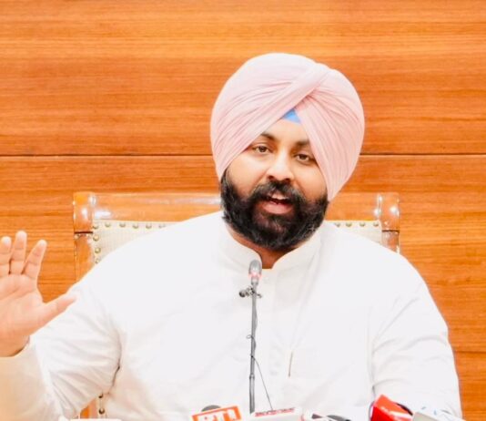 ਭਗਵੰਤ ਮਾਨ ਸਰਕਾਰ ਨੰਗਲ ’ਚ 800 ਏਕੜ ਤੋਂ ਵੱਧ ਸਰਪਲੱਸ ਜ਼ਮੀਨ ਦੇ ਮਾਲਕੀ ਹੱਕ ਵਸਨੀਕਾਂ ਨੂੰ ਦੇਵੇਗੀ: ਹਰਜੋਤ ਸਿੰਘ ਬੈਂਸ ਭਗਵੰਤ ਮਾਨ ਸਰਕਾਰ ਨੰਗਲ ’ਚ 800 ਏਕੜ ਤੋਂ ਵੱਧ ਸਰਪਲੱਸ ਜ਼ਮੀਨ ਦੇ ਮਾਲਕੀ ਹੱਕ ਵਸਨੀਕਾਂ ਨੂੰ ਦੇਵੇਗੀ: ਹਰਜੋਤ ਸਿੰਘ ਬੈਂਸ