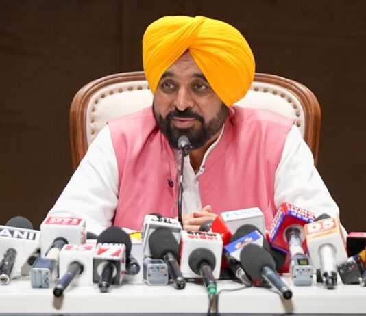 140 ਲੱਖ ਮੀਟਰਕ ਟਨ ਪੈਦਾਵਾਰ ਦੀ ਸੰਭਾਵਨਾ ਵਾਲੇ ਕਣਕ ਵਾਢੀ ਦਾ ਸੀਜ਼ਨ ਨੇੜੇ ਆਉਣ ‘ਤੇ ਪੰਜਾਬ ਨੇ ਤੇਲ ਸਪਲਾਈ ਦੀ ਫੌਰੀ ਮੰਗ ਚੁੱਕੀ, ਕੇਂਦਰ ਤੁਰੰਤ ਕਾਰਵਾਈ ਕਰੇ: ਮੁੱਖ ਮੰਤਰੀ ਭਗਵੰਤ ਸਿੰਘ ਮਾਨ 140 ਲੱਖ ਮੀਟਰਕ ਟਨ ਪੈਦਾਵਾਰ ਦੀ ਸੰਭਾਵਨਾ ਵਾਲੇ ਕਣਕ ਵਾਢੀ ਦਾ ਸੀਜ਼ਨ ਨੇੜੇ ਆਉਣ 'ਤੇ ਪੰਜਾਬ ਨੇ ਤੇਲ ਸਪਲਾਈ ਦੀ ਫੌਰੀ ਮੰਗ ਚੁੱਕੀ, ਕੇਂਦਰ ਤੁਰੰਤ ਕਾਰਵਾਈ ਕਰੇ: ਮੁੱਖ ਮੰਤਰੀ ਭਗਵੰਤ ਸਿੰਘ ਮਾਨ