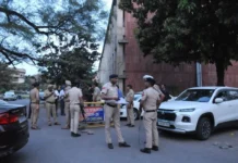 ਪੰਜਾਬ ਯੂਨੀਵਰਸਿਟੀ ਵਿੱਚ ਹੋਈ ਗੋਲੀਬਾਰੀ ਦੀ ਘਟਨਾ ਵਿੱਚ ਸ਼ਾਮਲ ਮੁੱਖ ਸ਼ੂਟਰ ਫਤਿਹਗੜ੍ਹ ਸਾਹਿਬ ਵਿੱਚ ਸੰਖੇਪ ਗੋਲੀਬਾਰੀ ਉਪਰੰਤ ਕਾਬੂ; ਪਿਸਤੌਲ ਬਰਾਮਦ ਪੰਜਾਬ ਯੂਨੀਵਰਸਿਟੀ ਵਿੱਚ ਹੋਈ ਗੋਲੀਬਾਰੀ ਦੀ ਘਟਨਾ ਵਿੱਚ ਸ਼ਾਮਲ ਮੁੱਖ ਸ਼ੂਟਰ ਫਤਿਹਗੜ੍ਹ ਸਾਹਿਬ ਵਿੱਚ ਸੰਖੇਪ ਗੋਲੀਬਾਰੀ ਉਪਰੰਤ ਕਾਬੂ; ਪਿਸਤੌਲ ਬਰਾਮਦ