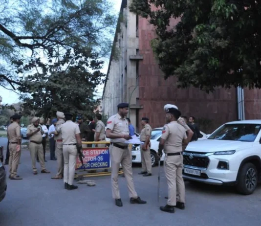 ਪੰਜਾਬ ਯੂਨੀਵਰਸਿਟੀ ਵਿੱਚ ਹੋਈ ਗੋਲੀਬਾਰੀ ਦੀ ਘਟਨਾ ਵਿੱਚ ਸ਼ਾਮਲ ਮੁੱਖ ਸ਼ੂਟਰ ਫਤਿਹਗੜ੍ਹ ਸਾਹਿਬ ਵਿੱਚ ਸੰਖੇਪ ਗੋਲੀਬਾਰੀ ਉਪਰੰਤ ਕਾਬੂ; ਪਿਸਤੌਲ ਬਰਾਮਦ ਪੰਜਾਬ ਯੂਨੀਵਰਸਿਟੀ ਵਿੱਚ ਹੋਈ ਗੋਲੀਬਾਰੀ ਦੀ ਘਟਨਾ ਵਿੱਚ ਸ਼ਾਮਲ ਮੁੱਖ ਸ਼ੂਟਰ ਫਤਿਹਗੜ੍ਹ ਸਾਹਿਬ ਵਿੱਚ ਸੰਖੇਪ ਗੋਲੀਬਾਰੀ ਉਪਰੰਤ ਕਾਬੂ; ਪਿਸਤੌਲ ਬਰਾਮਦ