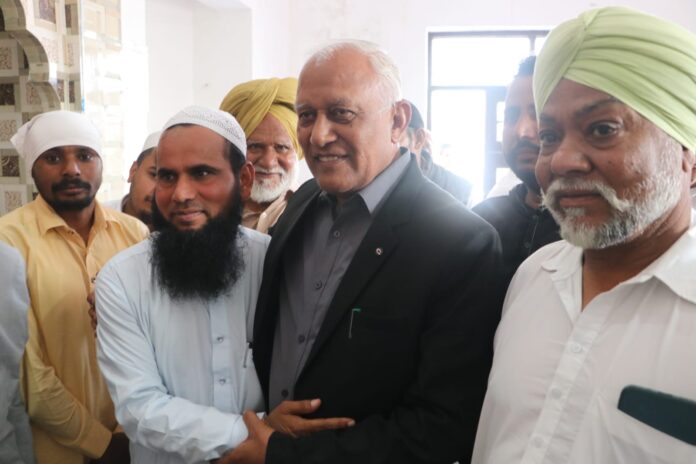 ffdd0f6b-2c5f-420d-8fcf-2fbf3cf201b0.jpeg ਕੈਬਨਿਟ ਮੰਤਰੀ ਬਰਿੰਦਰ ਕੁਮਾਰ ਗੋਇਲ ਵੱਲੋਂ ਈਦ-ਉੱਲ-ਫ਼ਿਤਰ ਮੌਕੇ ਲੋਕਾਂ ਨੂੰ ਮੁਬਾਰਕਬਾਦ; ਅਮਨ, ਭਾਈਚਾਰੇ ਅਤੇ ਏਕਤਾ ਨੂੰ ਮਜ਼ਬੂਤ ਕਰਨ ਦਾ ਸੰਦੇਸ਼