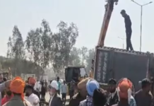 ਰੇਤ ਨਾਲ ਭਰਿਆ ਟਿੱਪਰ ਡਿਵਾਈਡਰ ‘ਤੇ ਚੜ੍ਹ ਕੇ ਪਲਟਿਆ, ਤਿੰਨ ਕਾਰਾਂ ਚੱਕਨਾਚੂਰ, ਅੰਮ੍ਰਿਤਸਰ ਦੇ ਵੈਸਟਰਨ ਵਿਲਾ ਬਾਈਪਾਸ