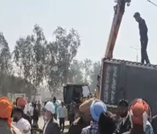 ਰੇਤ ਨਾਲ ਭਰਿਆ ਟਿੱਪਰ ਡਿਵਾਈਡਰ ‘ਤੇ ਚੜ੍ਹ ਕੇ ਪਲਟਿਆ, ਤਿੰਨ ਕਾਰਾਂ ਚੱਕਨਾਚੂਰ, ਅੰਮ੍ਰਿਤਸਰ ਦੇ ਵੈਸਟਰਨ ਵਿਲਾ ਬਾਈਪਾਸ