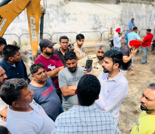 ਵਿਧਾਇਕ ਸ਼ੈਰੀ ਕਲਸੀ ਦੀ ਅਗਵਾਈ ਹੇਠ ਜੋਗੀਆਂ ਮੁਹੱਲਾ ਵਿਖੇ ਸੜਕਾਂ ਦੇ ਨਿਰਮਾਣ ਦੇ ਕੰਮ ਜੰਗੀ ਪੱਧਰ ‘ਤੇ ਜਾਰੀ ਵਿਧਾਇਕ ਸ਼ੈਰੀ ਕਲਸੀ ਦੀ ਅਗਵਾਈ ਹੇਠ ਜੋਗੀਆਂ ਮੁਹੱਲਾ ਵਿਖੇ ਸੜਕਾਂ ਦੇ ਨਿਰਮਾਣ ਦੇ ਕੰਮ ਜੰਗੀ ਪੱਧਰ 'ਤੇ ਜਾਰੀ