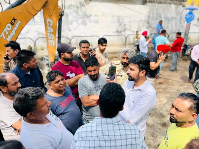 ਵਿਧਾਇਕ ਸ਼ੈਰੀ ਕਲਸੀ ਦੀ ਅਗਵਾਈ ਹੇਠ ਜੋਗੀਆਂ ਮੁਹੱਲਾ ਵਿਖੇ ਸੜਕਾਂ ਦੇ ਨਿਰਮਾਣ ਦੇ ਕੰਮ ਜੰਗੀ ਪੱਧਰ 'ਤੇ ਜਾਰੀ