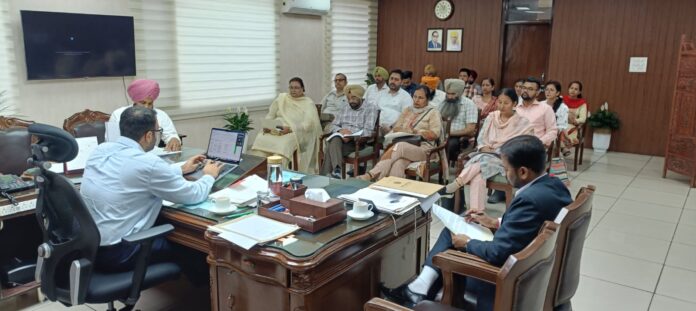 359183.jpg *ਡਿਪਟੀ ਕਮਿਸ਼ਨਰ ਵਲੋਂ ਮਹੀਨਾਵਾਰ ਮੀਟਿੰਗ ਦੌਰਾਨ ਸਿਹਤ ਸੇਵਾਵਾਂ ਦਾ ਜਾਇਜ਼ਾ