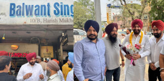 ਰਵਨੀਤ ਸਿੰਘ ਬਿੱਟੂ ਦਾ ਭਵਾਨੀਪੁਰ ਵਿਧਾਨ ਸਭਾ ਹਲਕੇ ਦਾ ਦੌਰਾ: ਗੁਰਦੁਆਰਾ ਸੰਤ ਕੁਟੀਆ ਵਿਖੇ ਮੱਥਾ ਟੇਕਿਆ, ਸਥਾਨਕ ਸੜਕਾਂ ‘ਤੇ ਲੋਕਾਂ ਨਾਲ ਕੀਤੀ ਗੱਲਬਾਤ | ਪੰਜਾਬ ਖ਼ਬਰਾਂ ਰਵਨੀਤ ਸਿੰਘ ਬਿੱਟੂ ਦਾ ਭਵਾਨੀਪੁਰ ਵਿਧਾਨ ਸਭਾ ਹਲਕੇ ਦਾ ਦੌਰਾ: ਗੁਰਦੁਆਰਾ ਸੰਤ ਕੁਟੀਆ ਵਿਖੇ ਮੱਥਾ ਟੇਕਿਆ, ਸਥਾਨਕ ਸੜਕਾਂ 'ਤੇ ਲੋਕਾਂ ਨਾਲ ਕੀਤੀ ਗੱਲਬਾਤ | ਪੰਜਾਬ ਖ਼ਬਰਾਂ