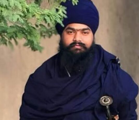 ਪੰਜਾਬ ਪੁਲਸ ਦੀ ਹਿਰਾਸਤ ਵਿਚ ਅੰਮ੍ਰਿਤਪਾਲ ਮਹਿਰੋਂ, ਪਹੁੰਚਣ ਵਾਲਾ ਹੈ ਭਾਰਤ | ਪੰਜਾਬ ਖ਼ਬਰਾਂ ਪੰਜਾਬ ਪੁਲਸ ਦੀ ਹਿਰਾਸਤ ਵਿਚ ਅੰਮ੍ਰਿਤਪਾਲ ਮਹਿਰੋਂ, ਪਹੁੰਚਣ ਵਾਲਾ ਹੈ ਭਾਰਤ | ਪੰਜਾਬ ਖ਼ਬਰਾਂ