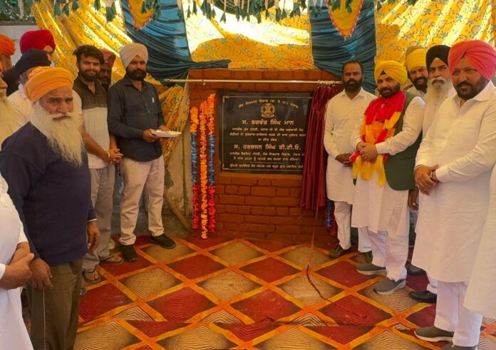 ਅੱਜ ਕੈਬਨਿਟ ਮੰਤਰੀ ਸਰਦਾਰ ਹਰਭਜਨ ਸਿੰਘ ਜੀ ਈ.ਟੀ.ਓ ਜੀ ਵੱਲੋਂ ਪਿੰਡ ਠੱਠੀਆਂ, ਫਤਿਹਪੁਰ ਰਾਜਪੂਤਾਂ, ਨਾਜੋਵਾਲੀ, ਛੀਨਾਂ ਪੱਤੀ ਅਤੇ ਖਾਨਕੋਟ (ਹਲਕਾ ਜੰਡਿਆਲਾ ਗੁਰੂ) ਵਿਖੇ ਸੜਕਾਂ ਦੇ ਸਪੈਸ਼ਲ ਰਿਪੇਅਰ ਦੇ ਕੰਮ ਦਾ ਕੀਤਾ ਉਦਘਾਟਨ