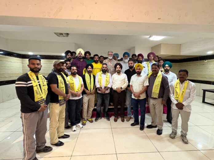 AAP-Pic-1.jpeg ਓਐਸਡੀ ਸੁਖਵੀਰ ਸਿੰਘ ਦੀ ਮੌਜੂਦਗੀ 'ਚ ਵੱਡੀ ਗਿਣਤੀ ਲੋਕ ਆਮ ਆਦਮੀ ਪਾਰਟੀ 'ਚ ਹੋਏ ਸ਼ਾਮਲ