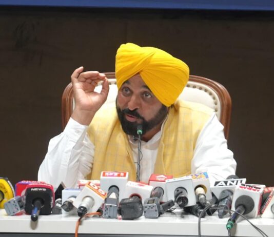 “ਖੇਤਾਂ ਤੋਂ ਪਲੇਟ ਤੱਕ” – ਪੰਜਾਬ ਦੀ ਖੇਤੀਬਾੜੀ ਨੂੰ ਮਜ਼ਬੂਤ ਕਰਨ ਲਈ ਇੱਕ ਨਿਵੇਕਲੀ ਪਹਿਲਕਦਮੀ ਰਾਘਵ ਚੱਢਾ ਦੱਸਣ, ਜਨਹਿਤ ਦੇ ਮੁੱਦਿਆਂ 'ਤੇ ਮੋਦੀ ਸਰਕਾਰ ਵਿਰੁੱਧ ਬੋਲਣ ਤੋਂ ਕਿਉਂ ਡਰ ਰਹੇ ਹਨ? - 'ਆਪ'