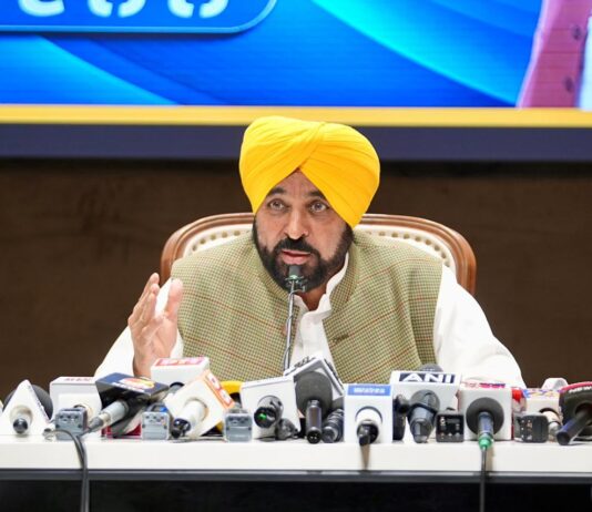 ਕਦੇ ਘਾਟੇ ‘ਚ ਚਲਦਾ ਬਿਜਲੀ ਵਿਭਾਗ ਪਿਛਲੇ 4 ਸਾਲਾਂ ਤੋਂ ਪੰਜਾਬ ਦੇ 90 ਫੀਸਦ ਘਰਾਂ ਨੂੰ ਮੁਫ਼ਤ ਬਿਜਲੀ ਦੇ ਕੇ ਵੀ ਕਮਾ ਰਿਹੈ ਮੁਨਾਫ਼ਾ: ਮੁੱਖ ਮੰਤਰੀ ਭਗਵੰਤ ਸਿੰਘ ਮਾਨ ਕਦੇ ਘਾਟੇ ‘ਚ ਚਲਦਾ ਬਿਜਲੀ ਵਿਭਾਗ ਪਿਛਲੇ 4 ਸਾਲਾਂ ਤੋਂ ਪੰਜਾਬ ਦੇ 90 ਫੀਸਦ ਘਰਾਂ ਨੂੰ ਮੁਫ਼ਤ ਬਿਜਲੀ ਦੇ ਕੇ ਵੀ ਕਮਾ ਰਿਹੈ ਮੁਨਾਫ਼ਾ: ਮੁੱਖ ਮੰਤਰੀ ਭਗਵੰਤ ਸਿੰਘ ਮਾਨ