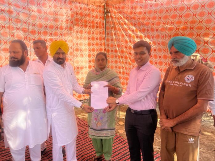 WhatsApp-Image-2026-04-07-at-2.14.25-PM-1.jpeg ਮੇਰਾ ਘਰ ਮੇਰੇ ਨਾਮ: ਵਿਧਾਇਕ ਲਾਭ ਸਿੰਘ ਉੱਗੋਕੇ ਨੇ ਲਾਲ ਲਕੀਰ ਅੰਦਰਲੇ ਘਰਾਂ ਦੀਆਂ ਰਜਿਸਟਰੀਆਂ ਸੌਂਪੀਆਂ