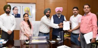 ਵਿੱਤ ਮੰਤਰੀ ਹਰਪਾਲ ਸਿੰਘ ਚੀਮਾ ਨੇ ਮੁਲਾਜ਼ਮ ਯੂਨੀਅਨਾਂ ਨਾਲ ਮੰਗਾਂ ਦੇ ਹੱਲ ਲਈ ਗੱਲਬਾਤ ਵਿੱਤ ਮੰਤਰੀ ਹਰਪਾਲ ਸਿੰਘ ਚੀਮਾ ਨੇ ਮੁਲਾਜ਼ਮ ਯੂਨੀਅਨਾਂ ਨਾਲ ਮੰਗਾਂ ਦੇ ਹੱਲ ਲਈ ਗੱਲਬਾਤ