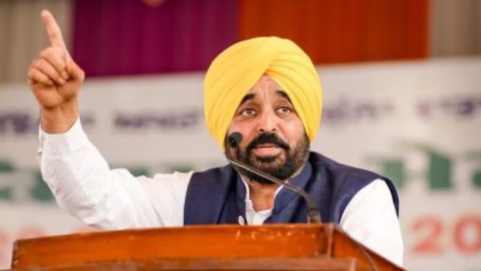 ਕਾਂਗਰਸ, ਭਾਜਪਾ ਅਤੇ ਅਕਾਲੀਆਂ ਨੇ ਆਪਣੇ ਪਰਿਵਾਰਾਂ ਅਤੇ ਰਿਸ਼ਤੇਦਾਰਾਂ ਨੂੰ ਨੌਕਰੀਆਂ ਦਿੱਤੀਆਂ, ਇਸ ਦੇ ਉਲਟ ਅਸੀਂ ਬਿਨਾਂ ਰਿਸ਼ਵਤ ਜਾਂ ਸਿਫ਼ਾਰਸ਼ਾਂ ਦੇ ਆਮ ਲੋਕਾਂ ਨੂੰ ਦਿੱਤੀਆਂ ਨੌਕਰੀਆਂ: ਮੁੱਖ ਮੰਤਰੀ ਭਗਵੰਤ ਸਿੰਘ ਮਾਨ | ਪੰਜਾਬ ਖ਼ਬਰਾਂ